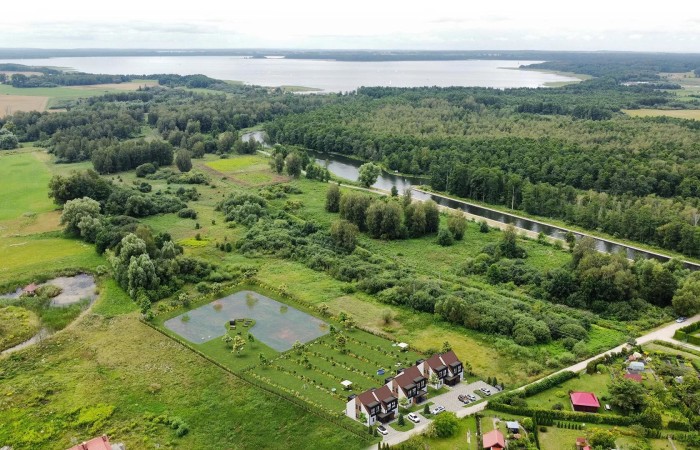 węgorzewski, Węgorzewo, Nad Stawem, Domy jednorodzinne w zabudowie bliźniaczej w Węgorzewie ul Nad Stawem