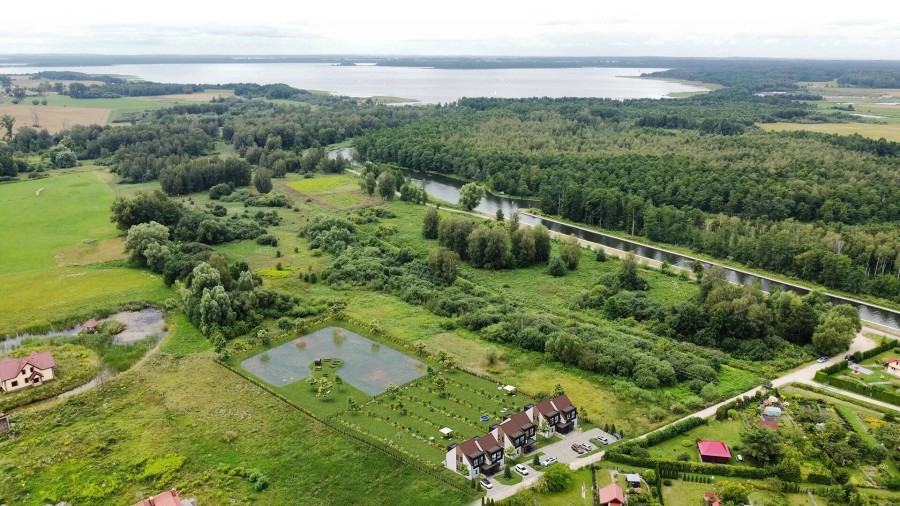 węgorzewski, Węgorzewo, Nad Stawem, Domy jednorodzinne w zabudowie bliźniaczej w Węgorzewie ul Nad Stawem
