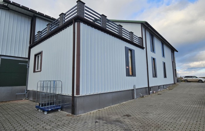 kolneński, Mały Płock, Budynek handlowo-usługowy generujący dochód pasywny