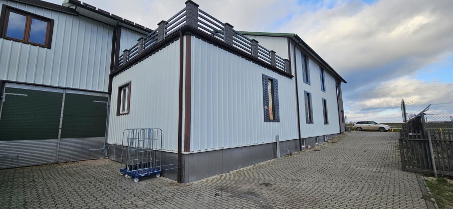 kolneński, Mały Płock, Budynek handlowo-usługowy generujący dochód pasywny