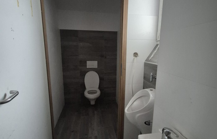 kolneński, Mały Płock, Budynek handlowo-usługowy generujący dochód pasywny