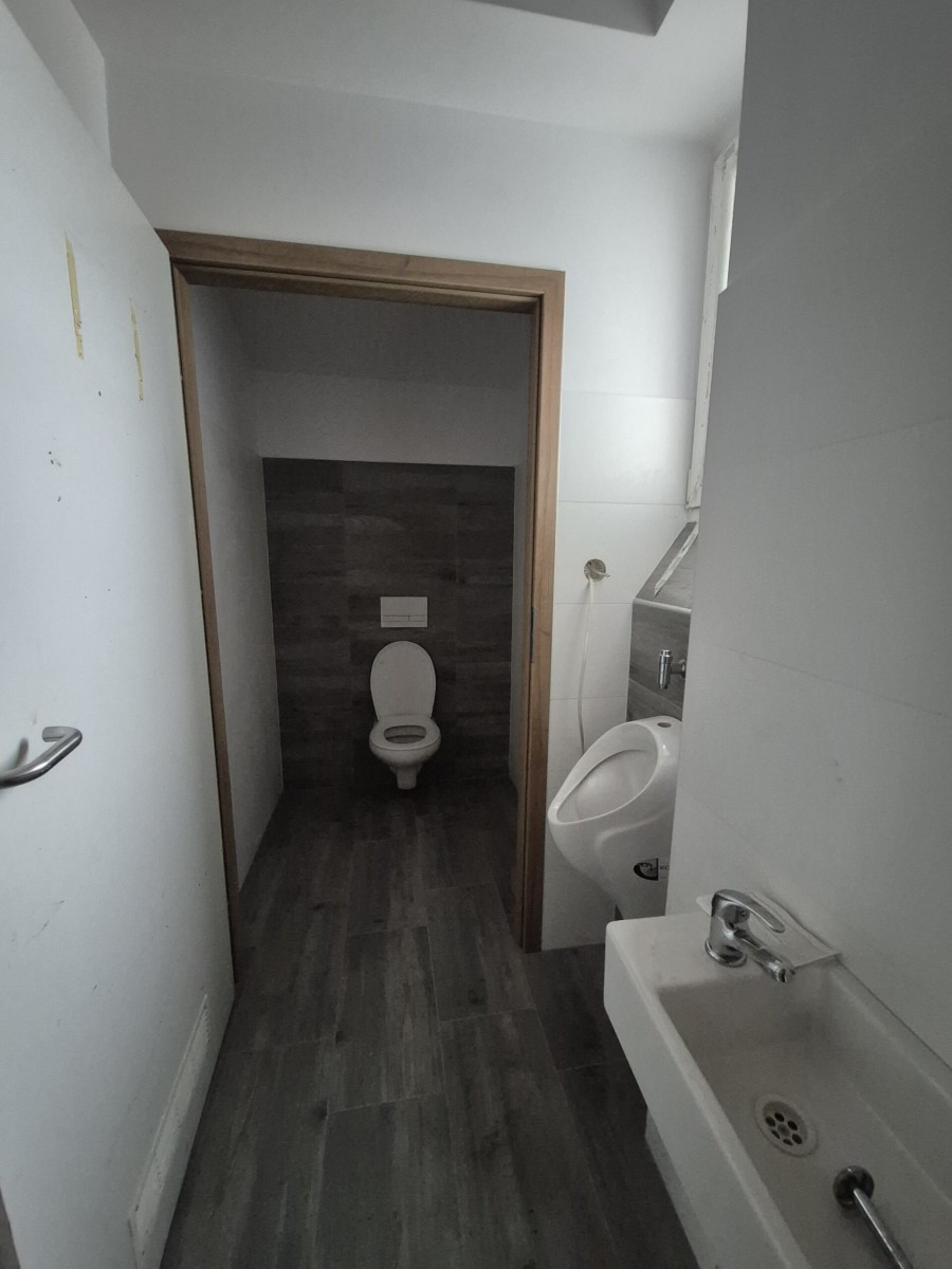 kolneński, Mały Płock, Budynek handlowo-usługowy generujący dochód pasywny