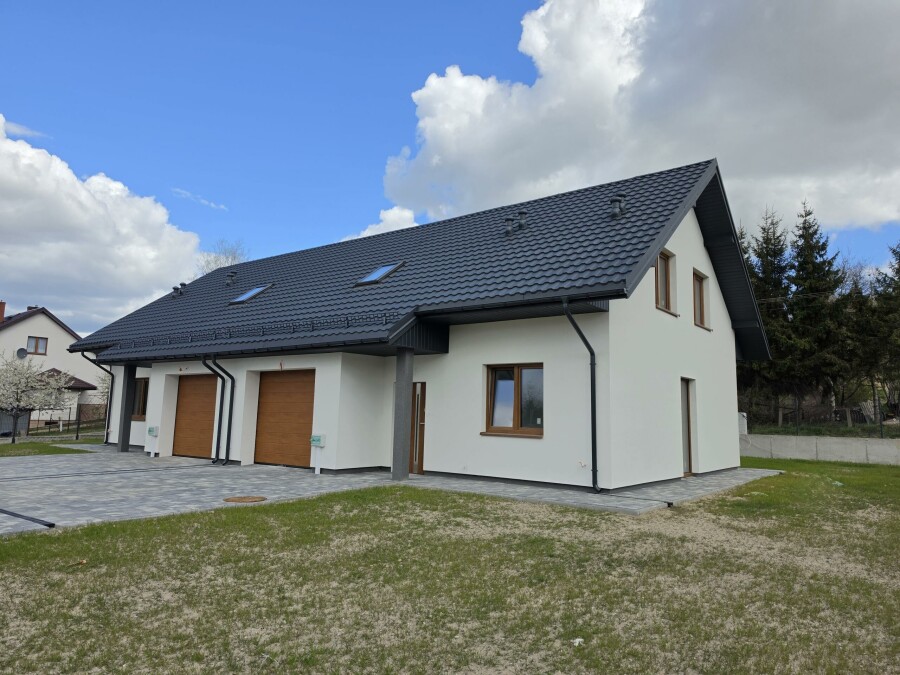 łomżyński, Piątnica, Piątnica Włościańska, Włościańska, Nowy dom w zabudowie bliźniaczej z garażem i widokiem na Łomżę i Narew