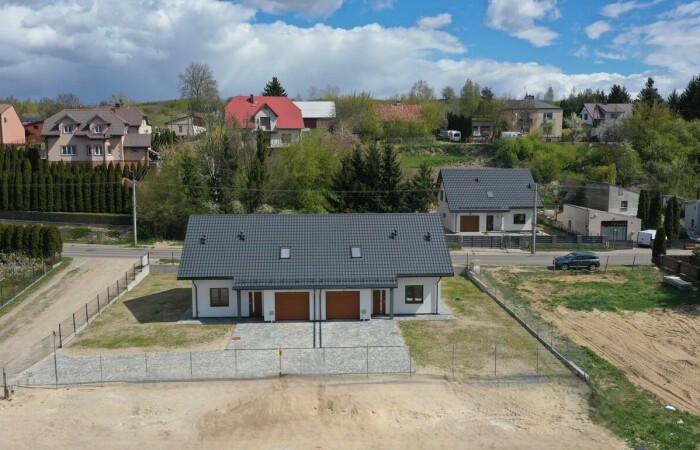 łomżyński, Piątnica, Piątnica Włościańska, Włościańska, Nowy dom w zabudowie bliźniaczej z garażem i widokiem na Łomżę i Narew