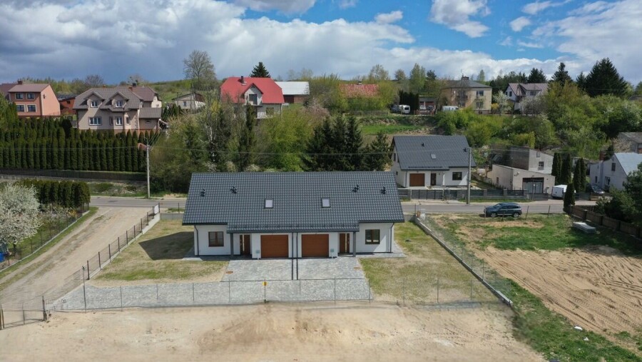 łomżyński, Piątnica, Piątnica Włościańska, Włościańska, Nowy dom w zabudowie bliźniaczej z garażem i widokiem na Łomżę i Narew