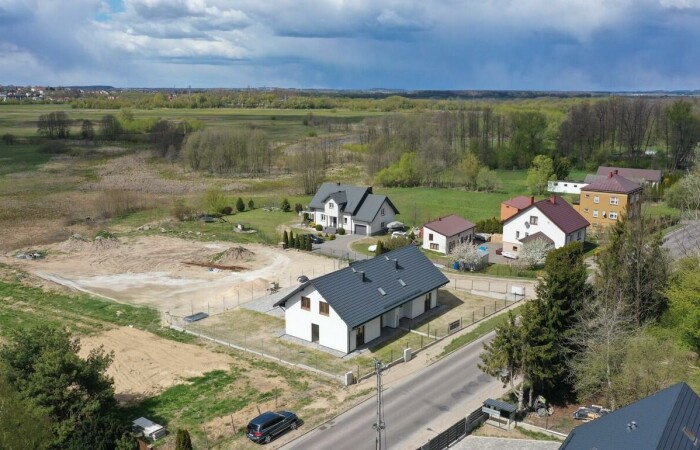 łomżyński, Piątnica, Piątnica Włościańska, Włościańska, Nowy dom w zabudowie bliźniaczej z garażem i widokiem na Łomżę i Narew