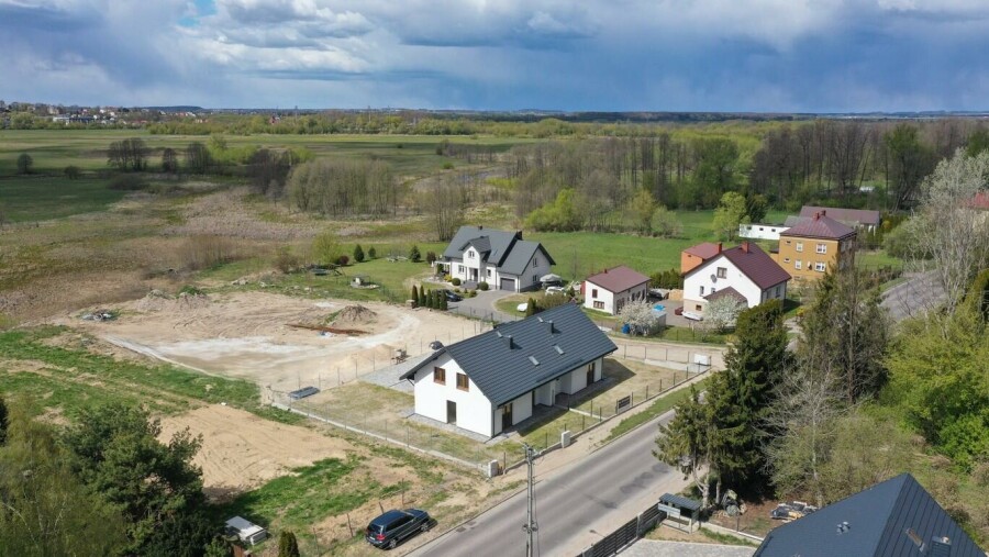łomżyński, Piątnica, Piątnica Włościańska, Włościańska, Nowy dom w zabudowie bliźniaczej z garażem i widokiem na Łomżę i Narew
