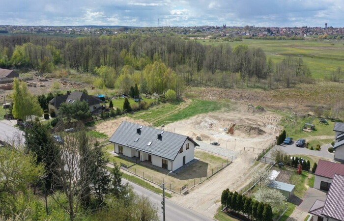 łomżyński, Piątnica, Piątnica Włościańska, Włościańska, Nowy dom w zabudowie bliźniaczej z garażem i widokiem na Łomżę i Narew