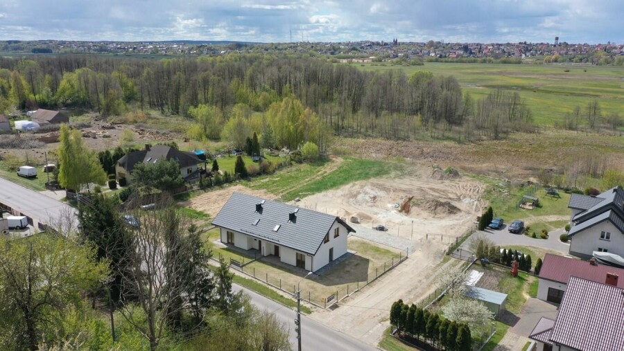 łomżyński, Piątnica, Piątnica Włościańska, Włościańska, Nowy dom w zabudowie bliźniaczej z garażem i widokiem na Łomżę i Narew