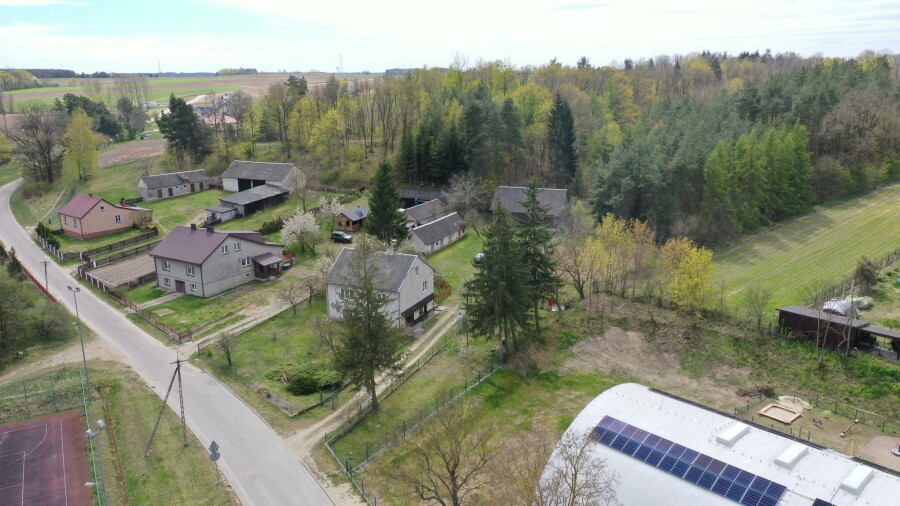 łomżyński, Łomża, Pniewo, Szkolna, Siedlisko z domem, budynkami gospodarczymi i własnym lasem
